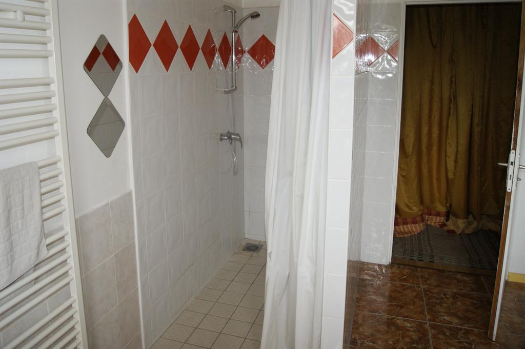 Chambres D'Hotes La Noyeraie Izeron Rom bilde